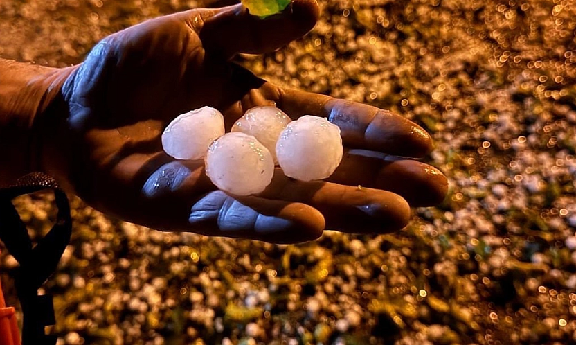 Elazığ'da ceviz büyüklüğünde dolu yağdı