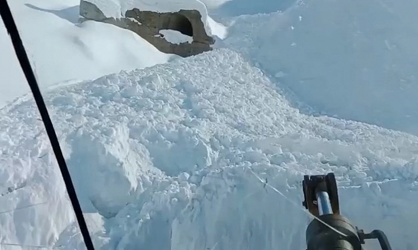 Elazığ'da çığ düşen Tirnik Geçidi ulaşıma açıldı