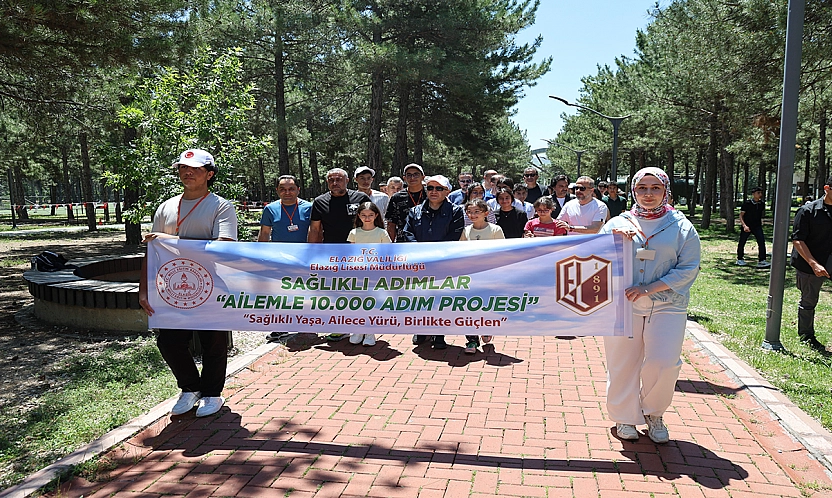 Elazığ'da çocuklar ve gençler, aileleriyle birlikte yürüdü