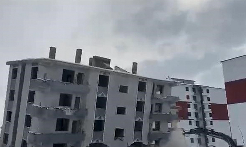 Elazığ'da depremde hasar gören bina yıkıldı