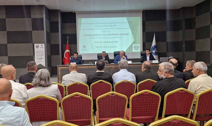 Elazığ'da dijitalleşmenin aile üzerindeki etkileri konferansı düzenlendi