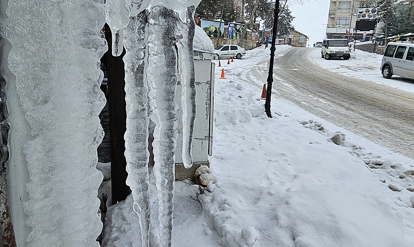Elazığ'da dondurucu soğuklar: Çatılarda buz sarkıtları oluştu