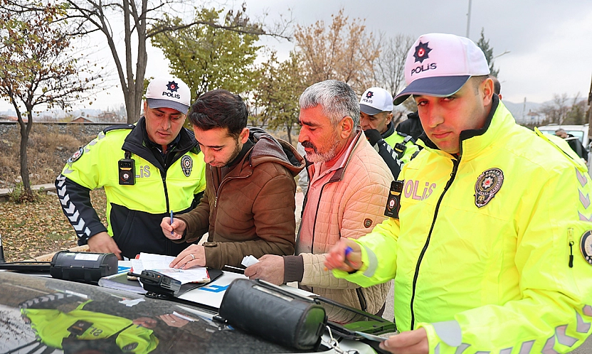 Elazığ'da dronla trafik denetimi: Kural tanımayan sürücüler affedilmedi