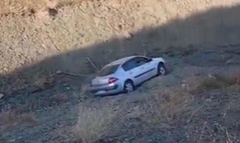 Elazığ'da el freni çekilmeyen otomobil dereye düştü