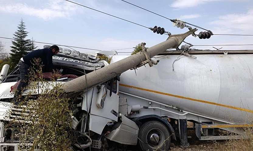 Elazığ'da elektrik direğine çarpan tır kazaya neden oldu