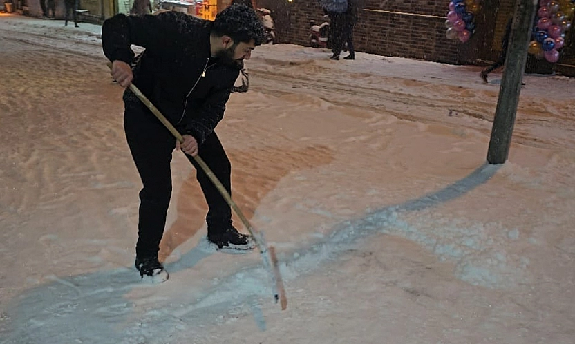 Elazığ'da esnafın karla mücadelesi
