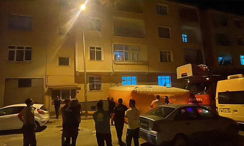 Elazığ'da Evinin balkonundan atlamak isteyen şahsı, polisler ikna etti