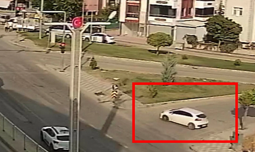 Elazığ'da faciadan dönüldü: El freni çekilmeyen araç tarlaya uçtu