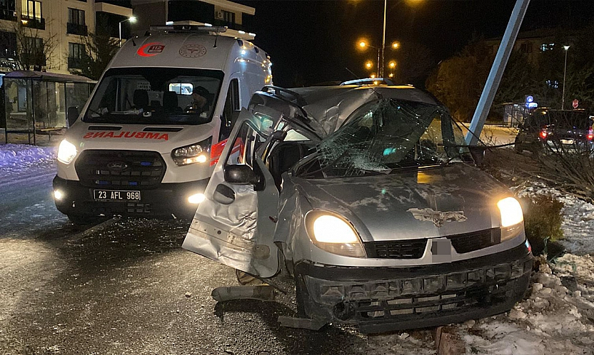 Elazığ'da feci kaza: 1'i ağır 4 yaralı