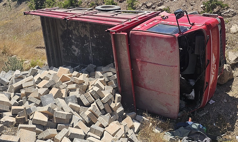 Elazığ'da feci kaza! Kamyonet devrildi