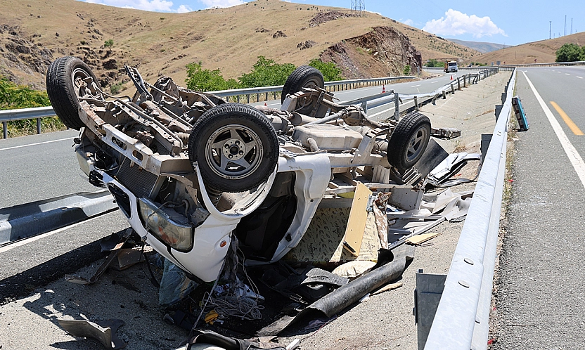 Elazığ'da feci kaza! Kamyonet su kanalına devrildi