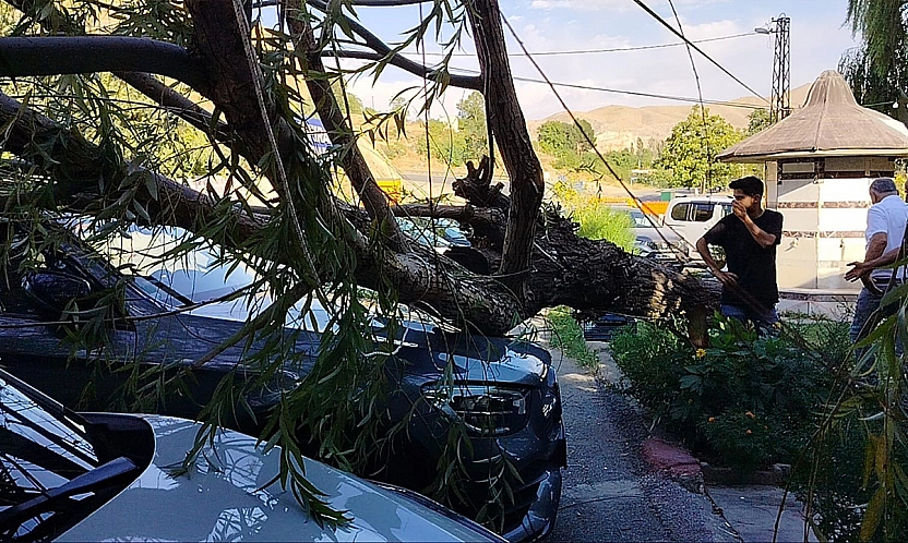 Elazığ'da fırtına dehşeti: 2 Araç hasar gördü