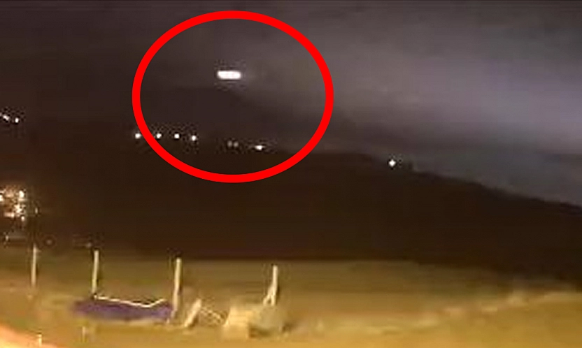 Elazığ'da gökyüzünde  süzülen parlak cisim güvenlik kamerasında