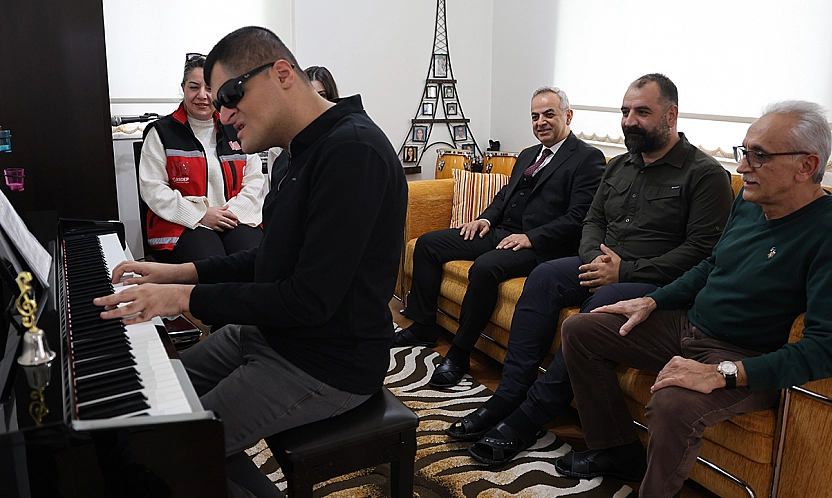 Elazığ'da görme engelli Mehmet Dabakoğlu, konservatuvarı dereceyle tamamladı