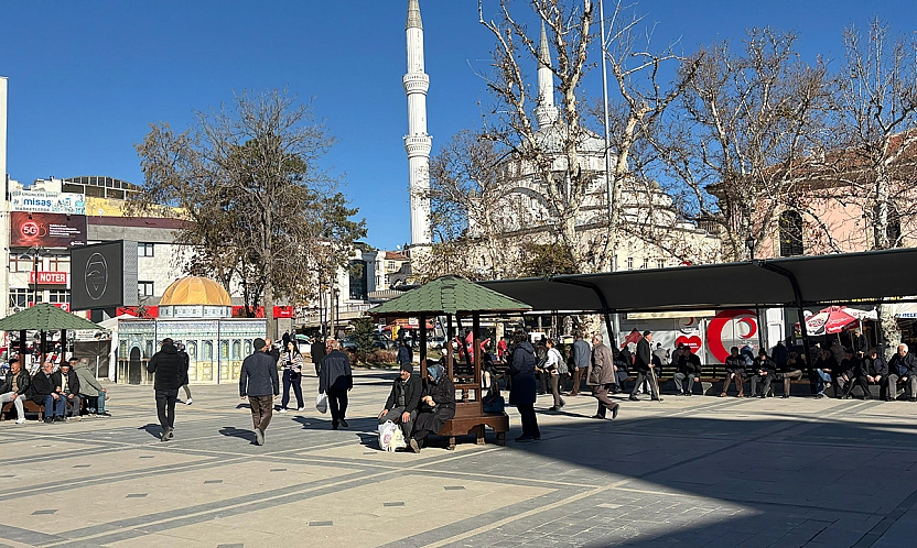 Elazığ'da güneş yüzünü gösterdi, meydanlar dolup taştı