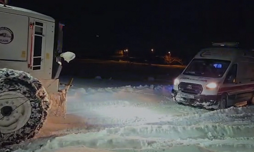 Elazığ'da hasta almaya giderken karda mahsur kalan ambulans kurtarıldı