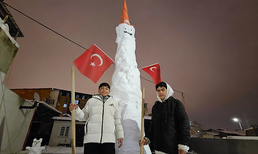 Elazığ'da iki arkadaş 4,5 Metrelik dev kardan adam yaptı