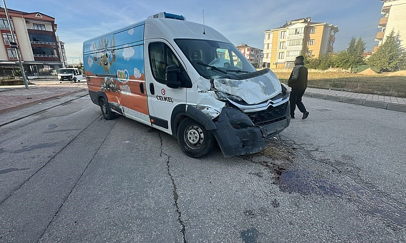 Elazığ'da iki minibüs çarpıştı: 4 yaralı