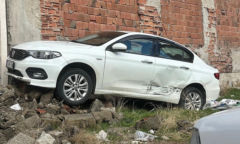 Elazığ'da iki otomobil çarpıştı: Biri bebek 2 yaralı