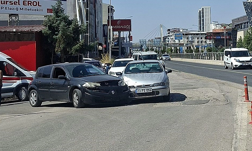 Elazığ'da iki otomobil çarpıştı