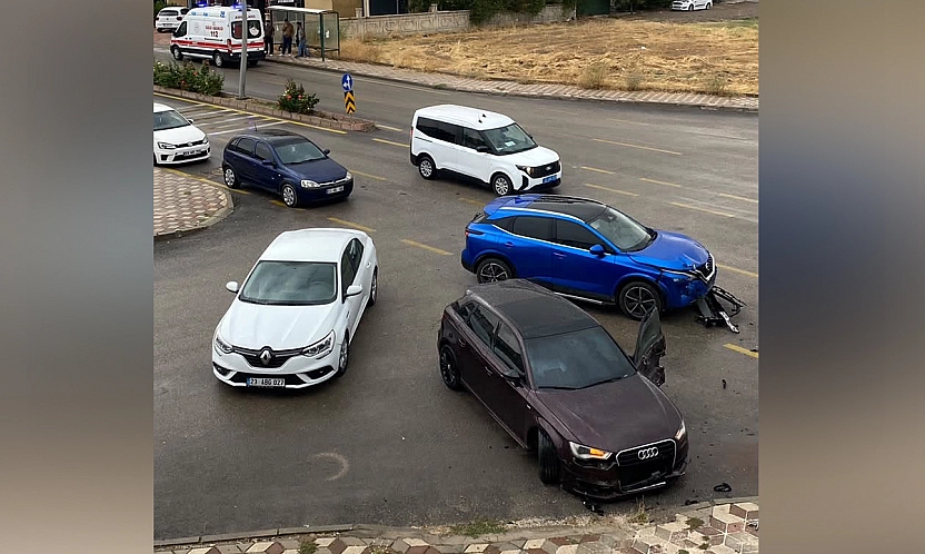 Elazığ'da iki otomobil çarpıştı: 3 yaralı