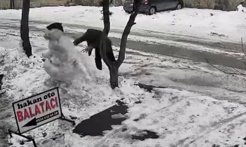 Elazığ'da ilginç anlar! Aracından indi kardan adamı yıkıp gitti