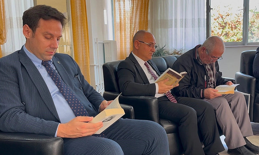 Elazığ'da 'İyilik Var' buluşması: Huzurevi sakinleriyle kitap okudular