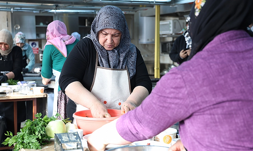 Elazığ'da kadın elinden yöresel yemek yarışması renkli görüntülere sahne oldu