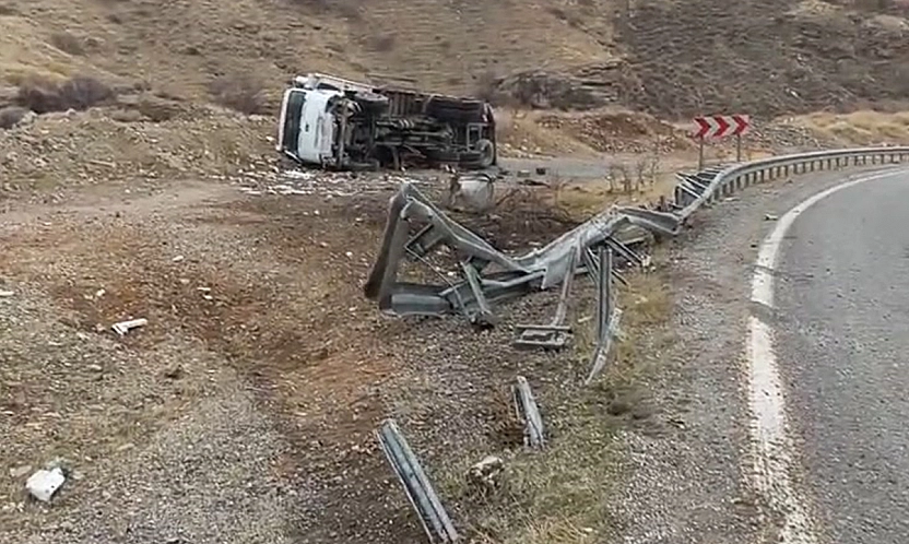 Elazığ'da kamyon devrildi