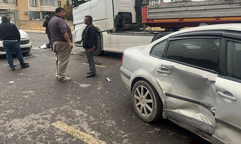 Elazığ'da kamyon otomobile çarptı!
