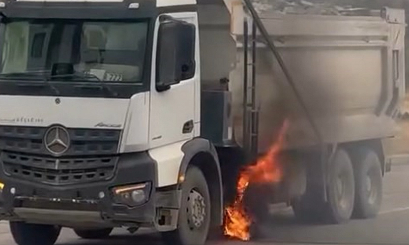 Elazığ'da kamyon yangınına duyarlı sürücü müdahalesi