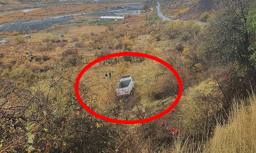 Elazığ'da kamyonet 50 metrelik uçurumdan düştü