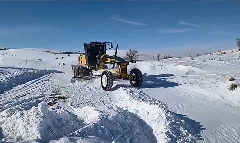 Elazığ'da kapalı köy yollarında çalışmalar sürüyor