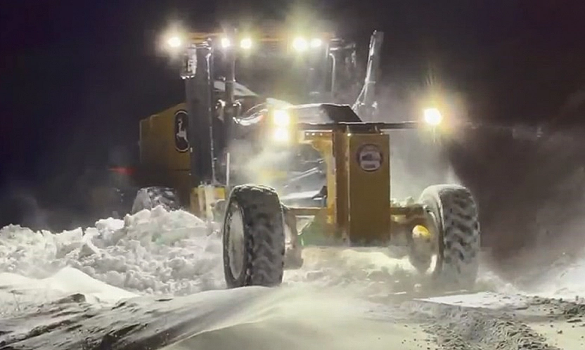 Elazığ'da kapanan köy yolları için çalışmalar sürüyor