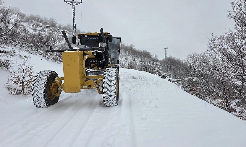 Elazığ'da kar çalışmaları sürüyor: 96 köy yolu açıldı