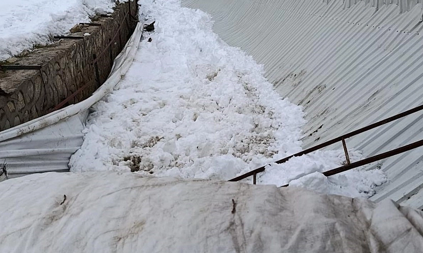 Elazığ'da kar faciası: Ahır çöktü