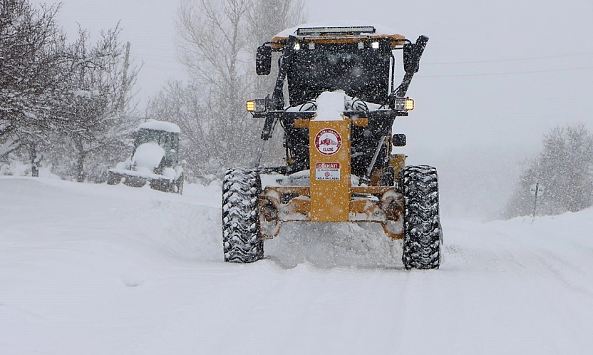 Elazığ'da kar nedeniyle kapanan 259 köy yolunda çalışmalar sürüyor