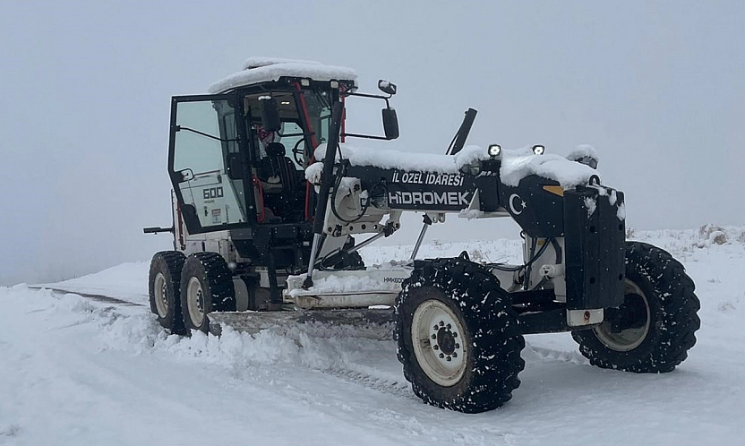 Elazığ'da kar ve tipi 111 köy yolunu ulaşıma kapattı