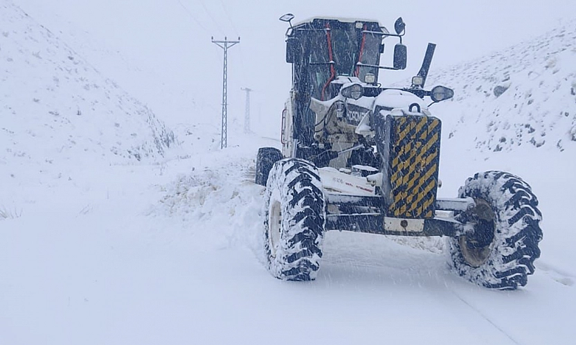 Elazığ'da kar yağışı 482 köy yolu kapattı