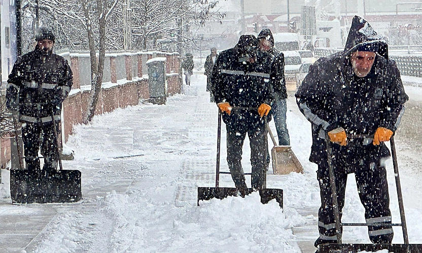 Elazığ'da kar yağışı etkili oldu, belediye ekipleri sahada