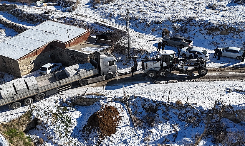 Elazığ'da kar yağışı nedeniyle mahsur kalan tır kurtarıldı