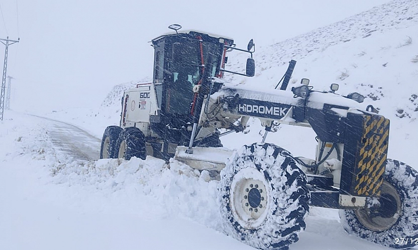 Elazığ'da kar yağışı nedeniyle 323 köy yolu ulaşıma kapandı