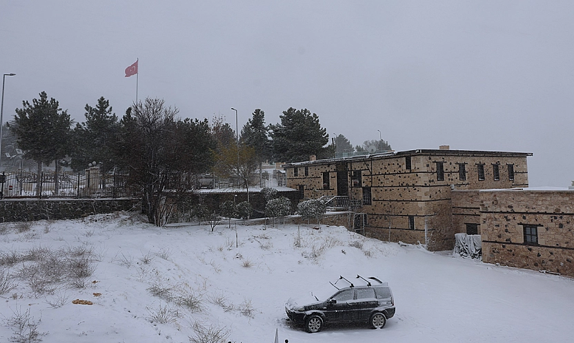 Elazığ'da kar yağışı sürüyor