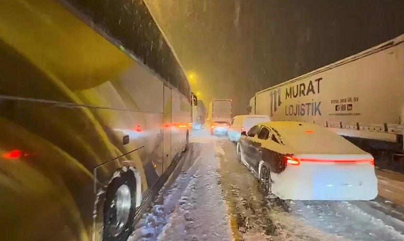 Elazığ'da kar yağışı zor anlar yaşattı