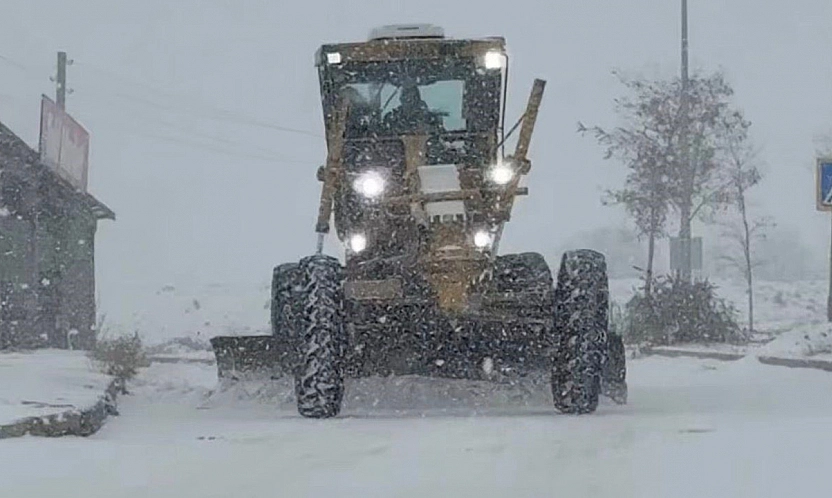 Elazığ'da kar yağışıyla birlikte belediye ekipleri sahada