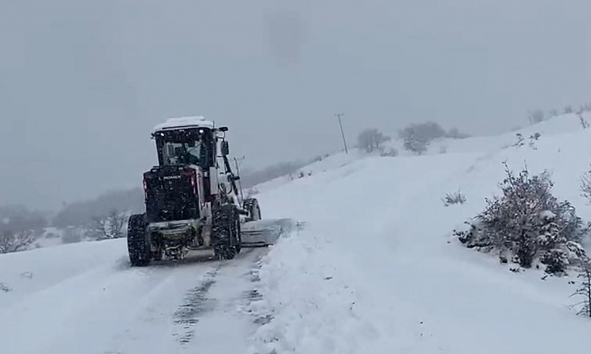 Elazığ'da karla mücadele aralıksız sürüyor