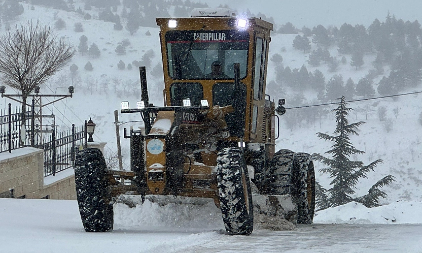 Elazığ'da karla mücadele çalışmaları yoğun bir şekilde sürüyor