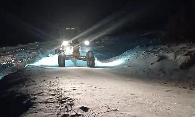 Elazığ'da karla mücadele çalışmaları sürüyor