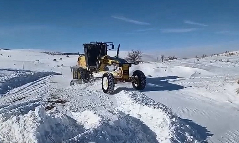 Elazığ'da karla mücadele devam ediyor