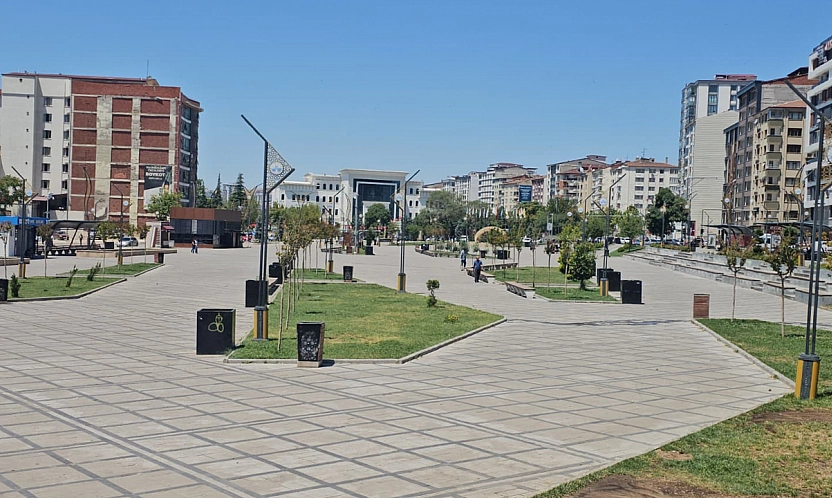 Elazığ'da Kavurucu Sıcaklar Hayatı Durdurdu: Cadde ve Sokaklar Boş Kaldı